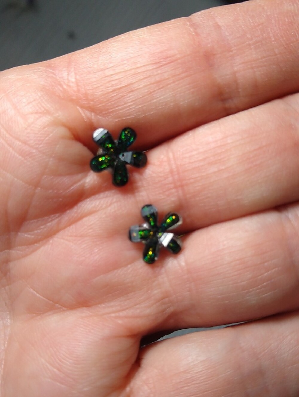 lightweight little green acrylic sparkle-twinkle flower studs